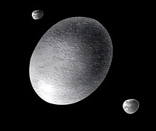 Een illustratie van Haumea met zijn manen Hiʻiaka en Namaka. De manen staan in werkelijkheid verder weg van Haumea dan hier afgebeeld.  