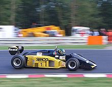 Ročník 1985 Minardi M185, ktorý riadil Roderigo Gallego na podujatí Thoroughbred Grand Prix na Brands Hatch v septembri 2005