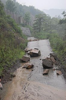 Regn, stenras och lera på huvudvägarna gjorde det svårt att ta sig till området.  