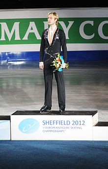 Plushenko κατά τη διάρκεια της τελετής απονομής μεταλλίων στους άνδρες στο Ευρωπαϊκό Πρωτάθλημα Καλλιτεχνικού Πατινάζ 2012.