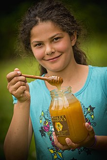 Een meisje met honing  