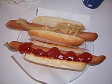 Zwei Hotdogs mit Gewürzen.