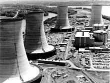 A Estação Geradora Nuclear de Três Mile Island consistia de dois reatores de água pressurizada cada um dentro de seu próprio prédio de contenção e torres de resfriamento conectadas. A TMI-2 está em segundo plano.