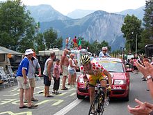 David de la Fuente climbs the Alpe d'Huez in 2006 in the polka-dot jersey