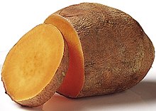 Uma batata-doce com uma fatia cortada.