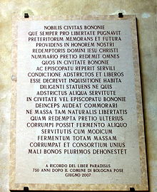 Inscrição moderna (2007) em latim, citando o Liber Paradisus, uma lei que aboliu a escravidão em Bolonha, em 1256.