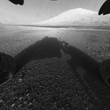 Roverul Curiosity a aterizat pe 6 august 2012 la aproximativ 10 kilometri de baza Aeolis Mons (sau Mount Sharp)