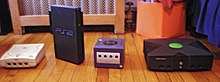 Da esquerda para a direita: Dreamcast, PlayStation 2, Nintendo GameCube, Xbox.