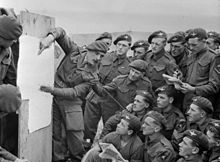 Des hommes de la 22e compagnie de parachutistes indépendants britannique, 6e division aéroportée, sont informés de l'invasion, les 4 et 5 juin 1944
