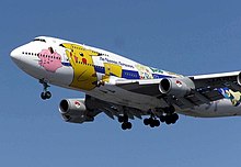 Dit ANA Boeing 747-400 vliegtuig heeft een schilderij van verschillende Pokémon erop.