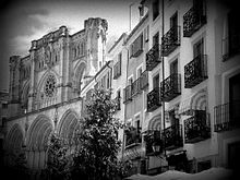 Een zwart-witfoto van de kathedraal van Cuenca & huizen in Cuenca, Spanje  