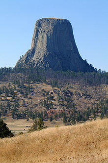 Devils Tower National Monument, Wyoming. Il s'agit d'une intrusion ignée exposée lorsque la roche plus tendre environnante s'est érodée.