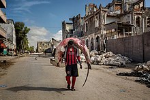 Mies kantaa vasarapäähasta Somaliassa  