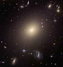 La galassia ellittica gigante ESO 325-G004