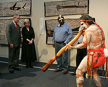 Wykonanie pieśni i tańca Aborygenów w Australijskim Narodowym Muzeum Morskim w Sydney.