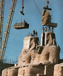Het standbeeld van Ramses de Grote bij de Grote Tempel van Abu Simbel. Het wordt weer in elkaar gezet nadat het in 1967 werd verplaatst om te voorkomen dat het onder water zou lopen.
