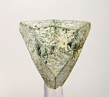 Eight-aragmite from the Akhtaragda River mouth, Vilyui Basin, Russia (size: 2,5 × 2,4 × 1,5 cm)