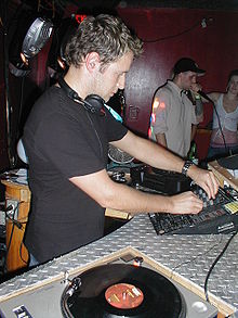 DJ Adam F tocando música de batería y bajo  