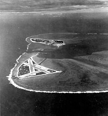 Atol Midway, niekoľko mesiacov pred bitkou. V popredí je Východný ostrov (s letiskom) a v pozadí na západe je väčší Piesočný ostrov.