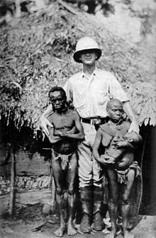 Afrikanska pygméer och en europeisk upptäcktsresande.