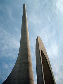 A nyelvi emlékmű obeliszkjei Paarlban, Nyugat-Fokföldön, Dél-Afrikában.