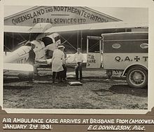 Yksi Qantasin alkuperäisistä de Havilland DH.50 -koneista. Tässä se kuljettaa potilasta sairaalaan Brisbanessa vuonna 1931.  