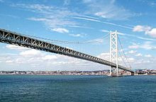 Nejdelší visutý most na světě spojuje japonský ostrov Honšú s ostrovem Šikoku.