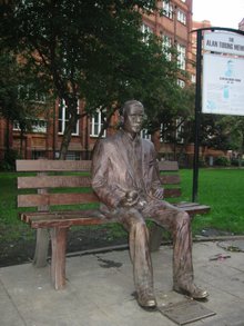 Een standbeeld van Alan Turing  