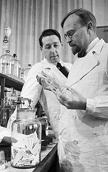 Alexander Oparin (rechts) in het laboratorium