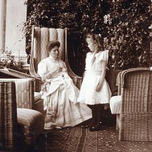 Великая княгиня Анастасия с матерью, Царицей Александрой, около 1908 года. Вежливость: Библиотека Бейнеке.