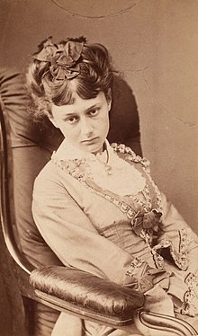 Alice Liddell vuonna 1870, myös Dodsonin kirjoittama.  