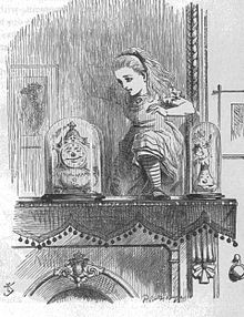 Alice che si arrampica nel mondo dello specchio. Illustrazione di John Tenniel, 1871