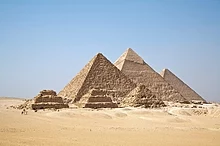 Een blik op de piramides van Gizeh vanaf het plateau ten zuiden van het complex. Van rechts naar links zijn de Grote Piramide van Khufu, de Piramide van Khafre en de Piramide van Menkaure. De drie kleinere piramides op de voorgrond worden geassocieerd met de piramide van Menkaure.
