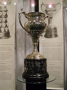 De Allan Cup tentoongesteld in de Hockey Hall of Fame  