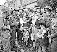 Allied soldiers conversing with French civilians (August 23, 1944).