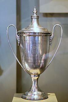 Wimbledonská trofej Althey Gibsonové z roku 1956, první trofej pro Afroameričanku.  