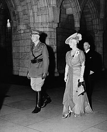 Atlono grafas ir princesė Alice, paskui Mackenzie Kingas parlamento atidarymo metu, 1945 m. rugsėjo 6 d.