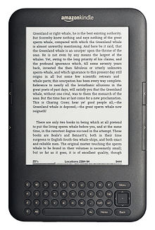 Leitor eletrônico Kindle Keyboard da Amazon exibindo uma página de um e-book