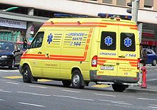 Ātrās palīdzības mašīna Lozannā, Šveicē. Zilā "Dzīvības zvaigzne" ir neatliekamās medicīniskās palīdzības dienestu ierastais simbols.