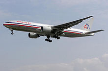 一架美国航空公司的777-200飞机在伦敦希思罗机场降落。
