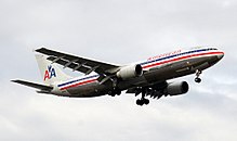 Letoun A300B4-605R společnosti American Airlines přistávající na mezinárodním letišti Johna F. Kennedyho v New Yorku