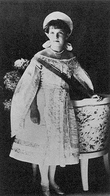 La grande-duchesse Anastasia en robe de cour en 1910.