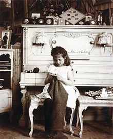 La Gran Duquesa Anastasia tejiendo en el tocador de su madre. Cortesía: Biblioteca Beinecke.  