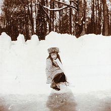 Groothertogin Anastasia geniet van de buitenlucht in Tsarskoe Selo rond 1910. Met dank aan: Beinecke Library.  