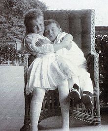 Storhertuginde Anastasia sammen med sin bror Alexei. Med venlig hilsen: Beinecke Library.  