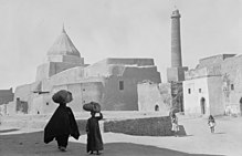 A Yazidi temple (destroyed long before the IS invasion) on the left and the minaret of the Great Mosque of an-Nuri on the right in Mosul (1932).