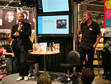 Sören Olsson (till vänster) och Anders Jacobsson (till höger) under bokmässan i Göteborg 2007.  