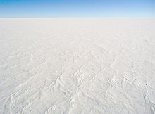 Dit sneeuwoppervlak is hoe het grootste deel van Antarctica's oppervlak eruit ziet.