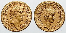 Romersk aureus med porträtt av Marcus Antonius (till vänster) och Octavianus (till höger). Detta mynt, som präglades 41 f.Kr., gavs ut för att fira att Octavianus, Antonius och Lepidus bildade det andra triumviratet 43 f.Kr. På båda sidorna finns inskriptionen "III VIR R P C", vilket betyder "En av tre män för reglering av republiken".  