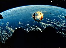 Кадр из видеозаписи падения промежуточной ступени корабля "Аполлон-6" (НАСА)